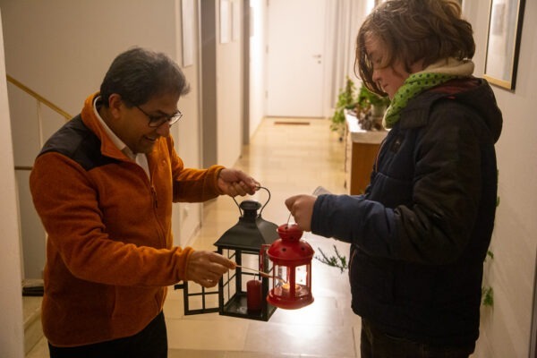 Friedenslicht wird an Pater Abraham in Aubing übergeben