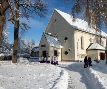 Mit dem Schlitten zur Kirche