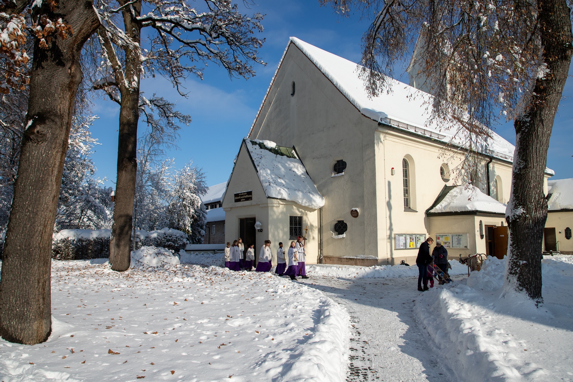Mit dem Schlitten zur Kirche