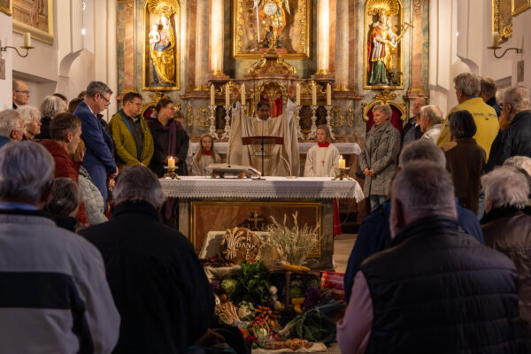 Ehepaarsegnung durch Pater Abraham am Altar von Sankt Michael Lochhausen