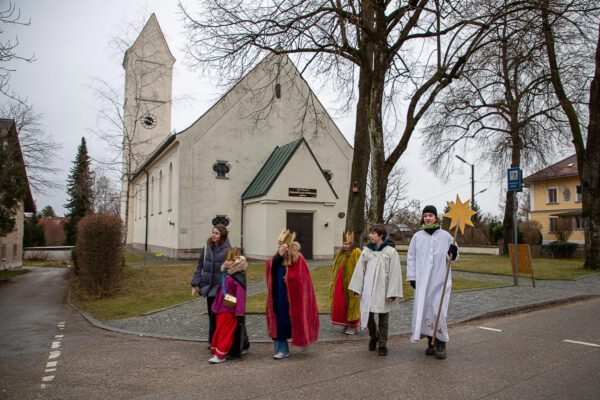 Sternsinger-vor-der-Pfarrkirche-Sankt-Michael-in-München-Lochhausen